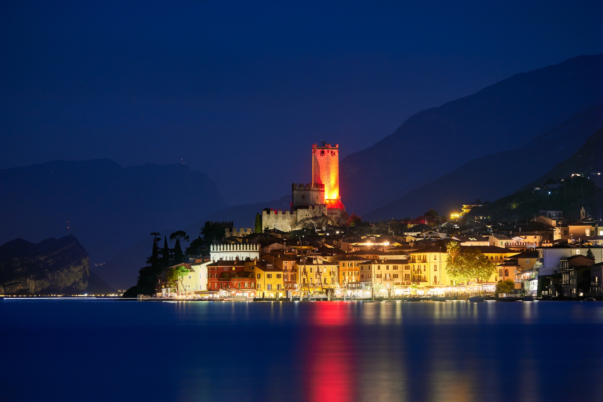 25 novembre: Giornata Internazionale contro la Violenza sulle Donne. Il Castello Scaligero s'illumina di rosso per dire NO alla VIOLENZA sulle DONNE